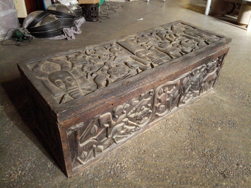 baul tallado africa.madera 55x160x58 (58eu.) 1u